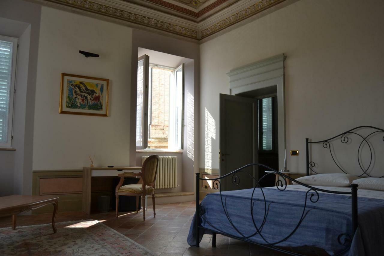 Palazzo Roberti Hotel Monte San Giusto Bagian luar foto