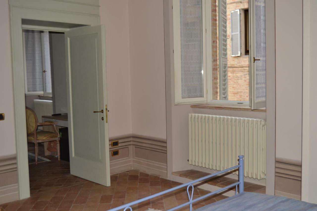 Palazzo Roberti Hotel Monte San Giusto Bagian luar foto