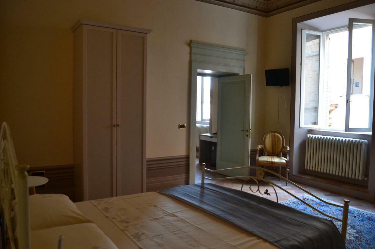 Palazzo Roberti Hotel Monte San Giusto Bagian luar foto