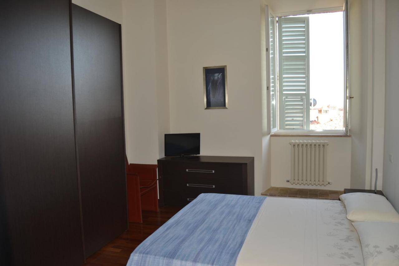 Palazzo Roberti Hotel Monte San Giusto Bagian luar foto